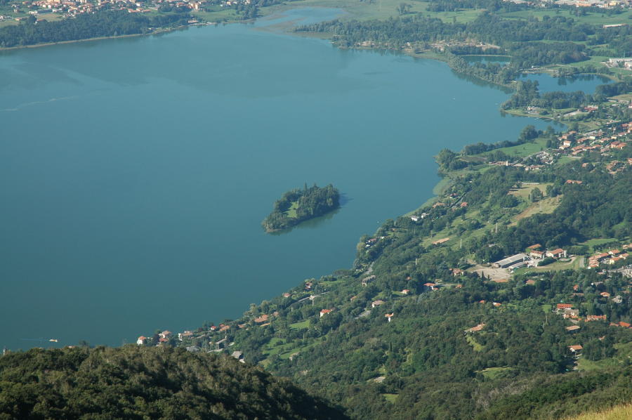 10-lago di Pusiano da cresta Pésora.JPG