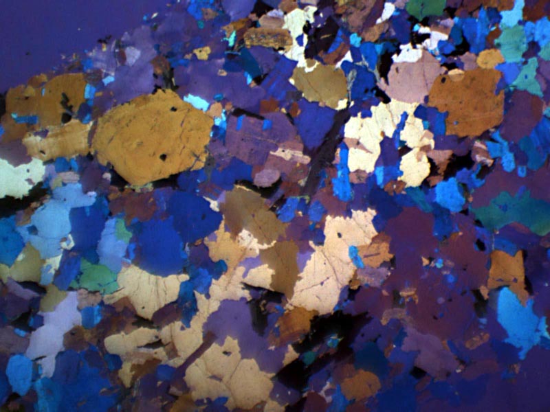 Sottile fetta di  granito, ogni minerale diverso, presenta un diverso colore.