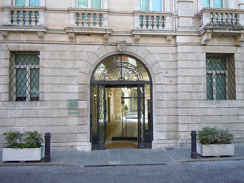 L'ingresso al palazzo Leoni  Montanari.JPG