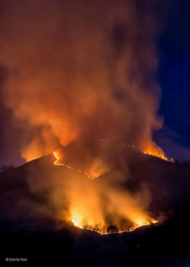 Monte Summano in fiamme.jpg