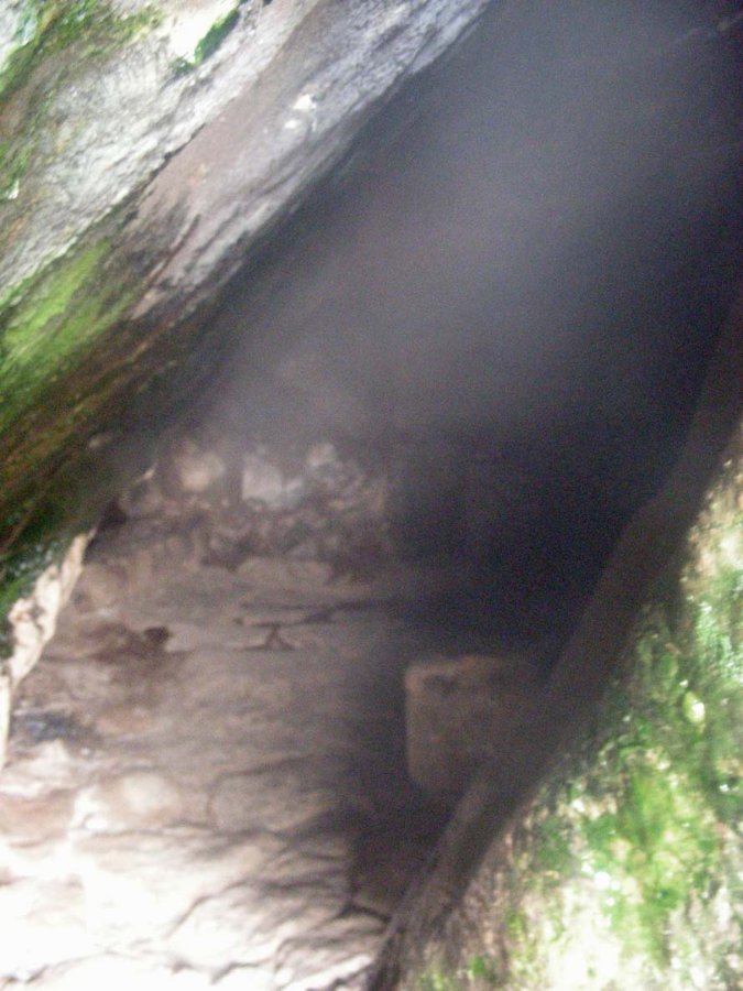 vapori nella Grotta del Bagno Aciutto di Benikulà.jpg