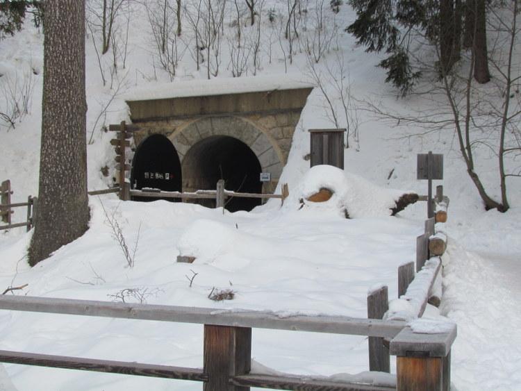 Tunnel di ingresso al lago