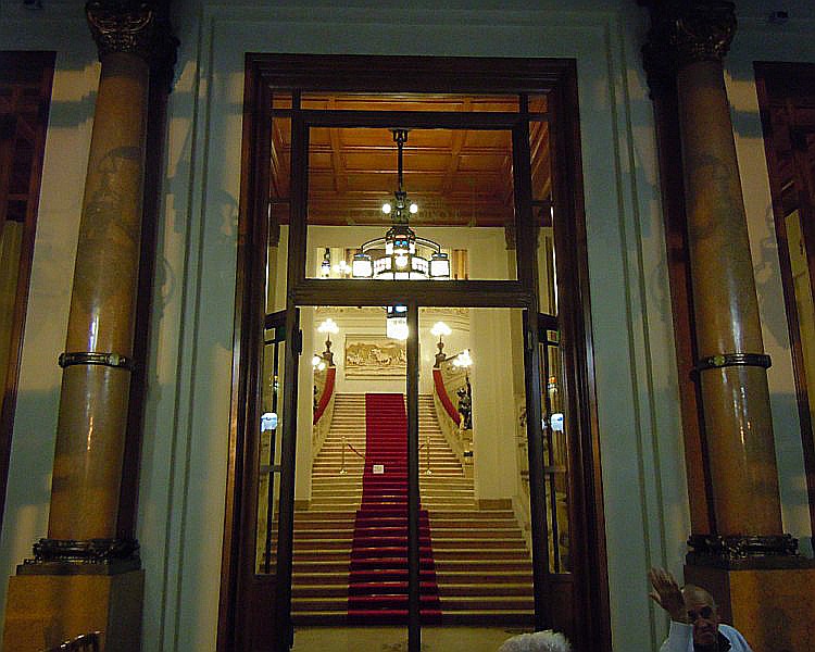La scalinata che porta alla sala del Casinò.JPG