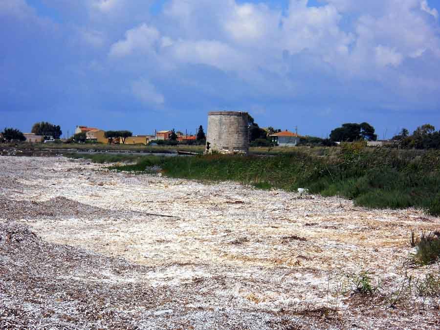 Torretta per  mulino a Vento Americano<br />In prossimità del mare si possono notare numerose accumuli spiaggiati di Posidonia oceanica.
